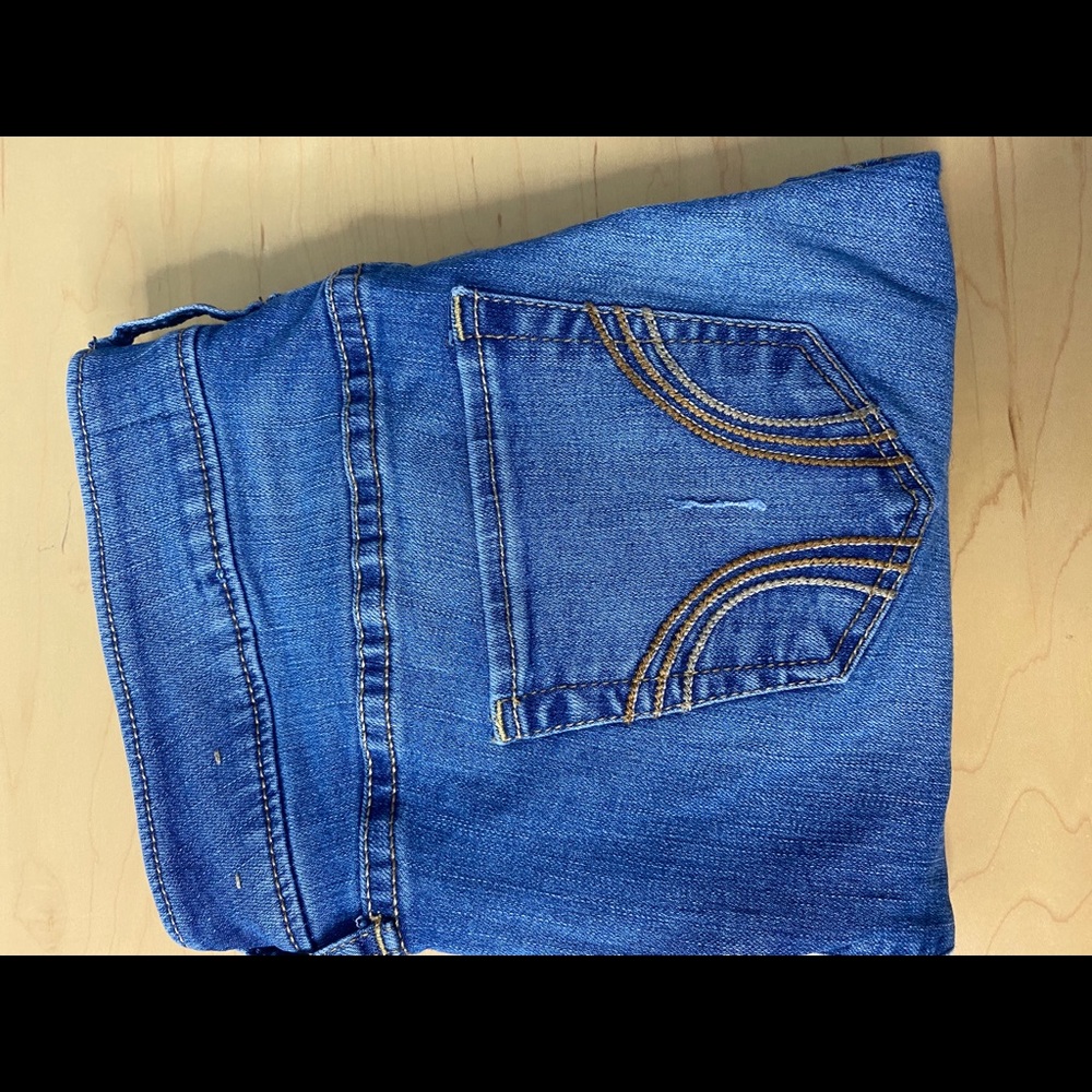 2/25 Hollister Distressed jeans